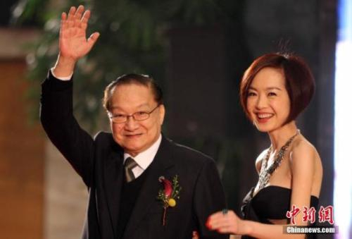  资料图：2009年，金庸荣获“影响世界华人终身成就奖”。中新社记者 张宇 摄