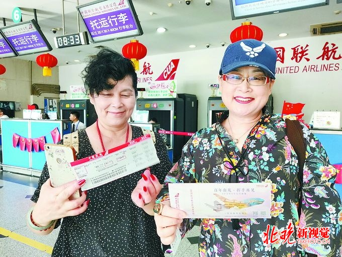 赶来告别的旅客展示手中的登机牌。白继开 摄