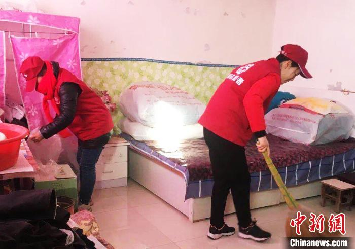 图为甘肃省酒泉市瓜州县巾帼志愿者入户帮扶。甘肃省妇联供图