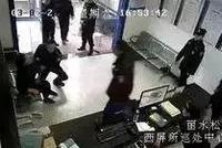 女子拒不配合民警执法 派出所内抢民警配枪被判刑