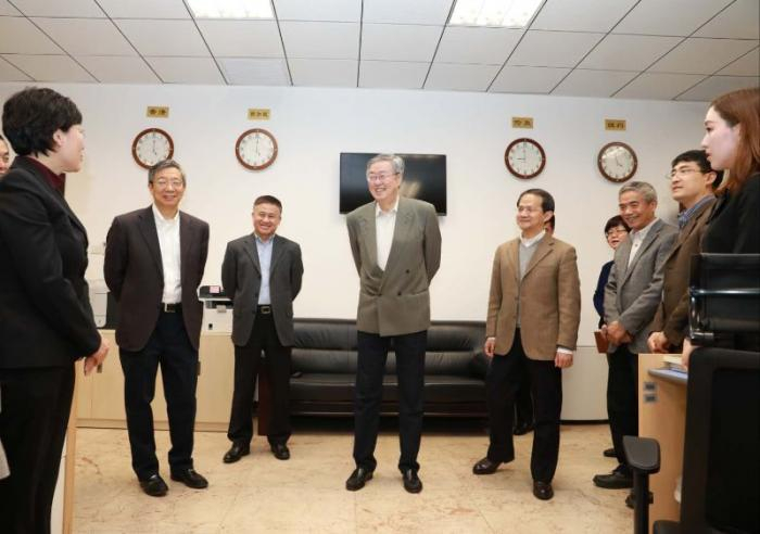 （2017年12月31日，左四周小川，左二易纲，左三潘功胜，左五殷勇，来源：人民银行）