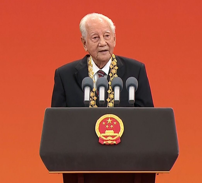  图为黄旭华院士入选共和国勋章国家荣誉称号