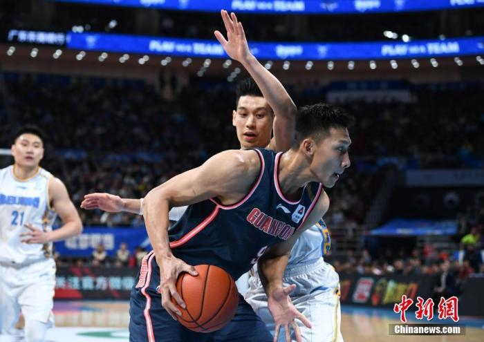 资料图：易建联(蓝)与林书豪(白)在比赛中。 中新社记者 崔楠 摄