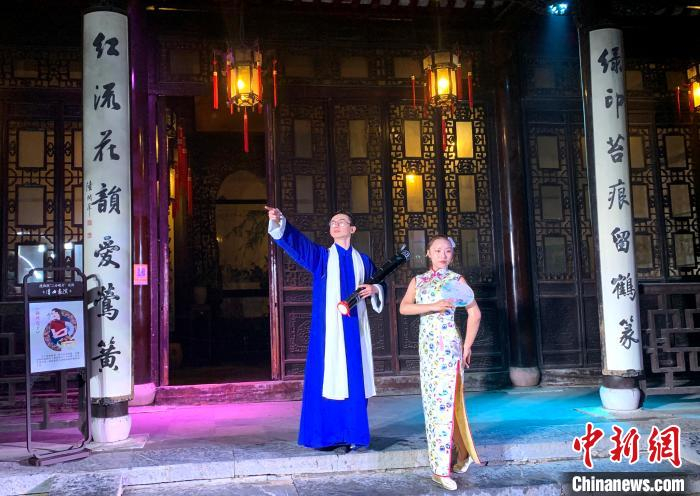 在徐园听鹂馆前，表演扬州清曲《扬州巷子》，将游客带入诗情画意的瘦西湖之夜。　崔佳明 摄
