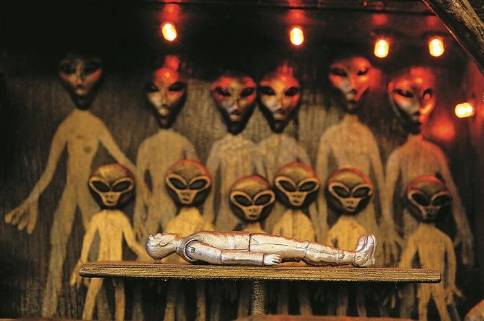　　2011年美国最大的民间UFO研究机构“MUFON”召开的研讨会上展示的跟外星人有关的艺术作品。图据《新闻周刊》