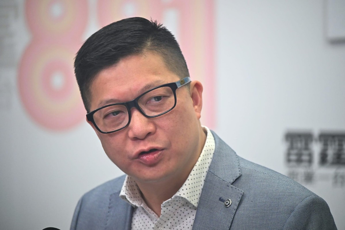  邓炳强出席一电台节目