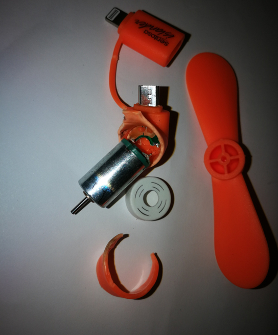 USB迷你电扇拆解后的样子。 