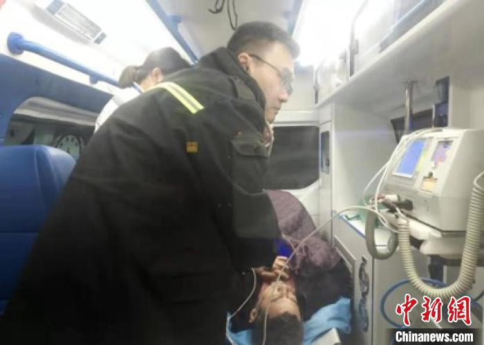 图为救援现场。　刘文娟 摄