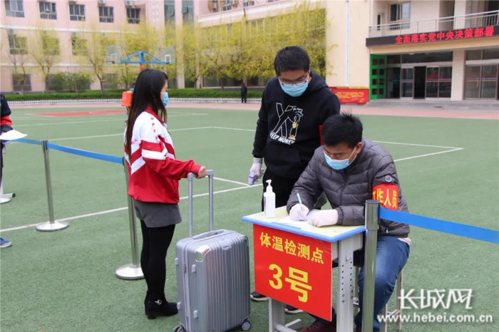 参演人员模拟学生入校进行体温检测。衡水市第十三中学 供图