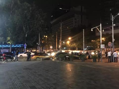  9月11日深夜，三里屯太古里路口的黑车及出租车