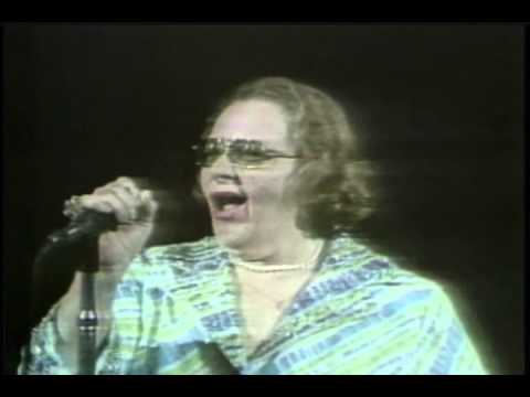  视频截图：1974年5月19日，史密斯在飞人队比赛现场献唱