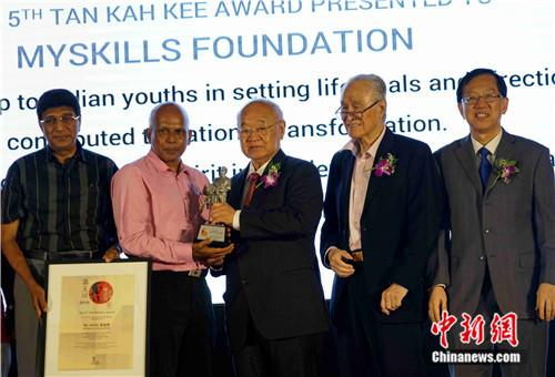 Pasupathi（左二）接受颁奖。陈悦 摄