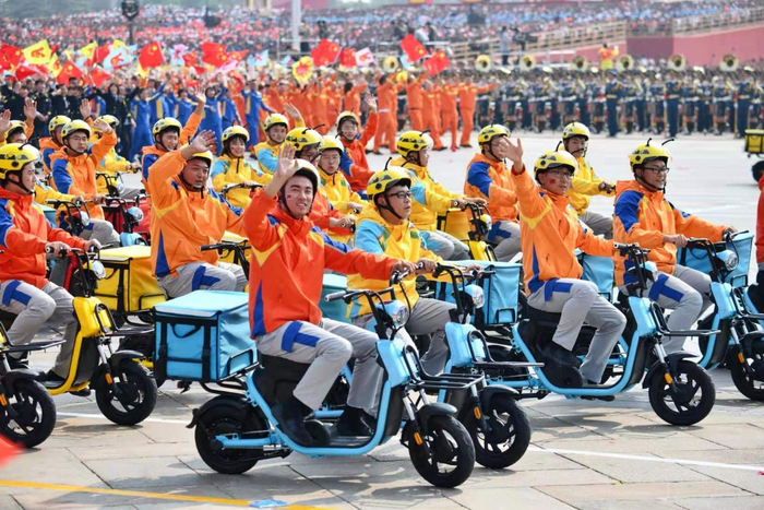 　快递小哥参加游行