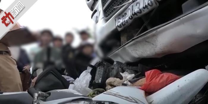 越南隆安大批摩托车等红灯时被货车撞飞 4人遇