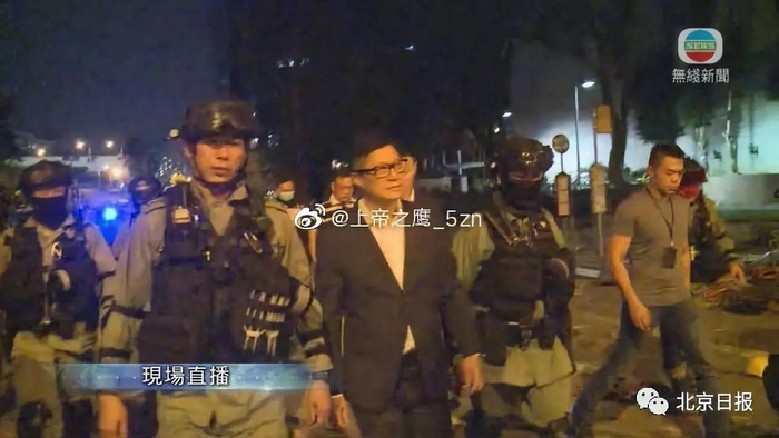 邓炳强（中）。图片来源：@上帝之鹰_5zn