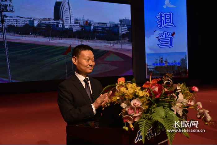 石家庄二中实验学校校长吴进校讲话。安军涛 摄