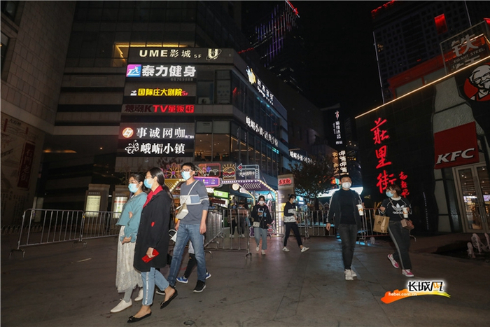 石家庄市勒泰中心庄里街人流涌动。 刘潇 摄