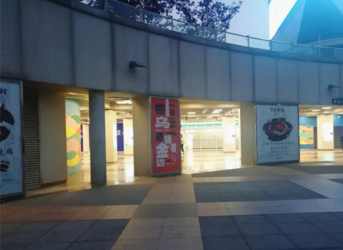 北京西直门地铁通道里的一家7-Eleven