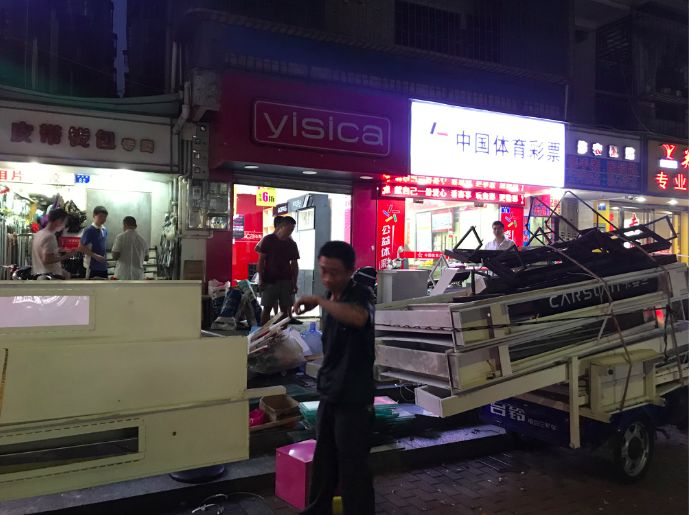 将要搬离的美妆店正在拆卸货架 图片来源：每经记者 甄素静 摄