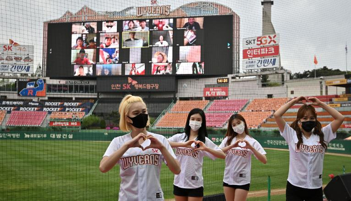 韩国职业棒球联赛复赛仪式上，啦啦队领队带领粉丝为球队加油。