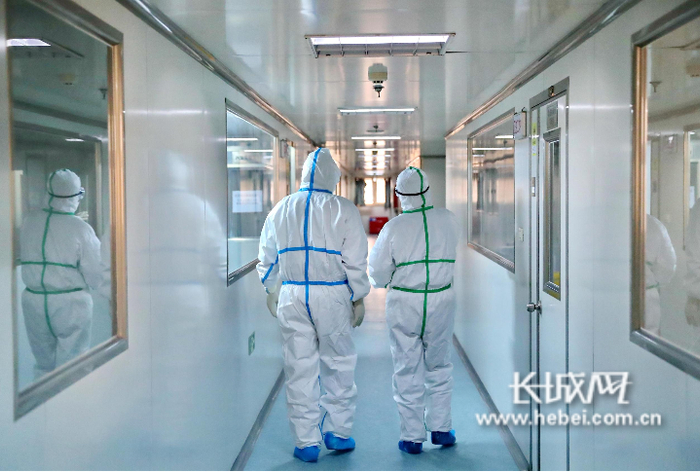 秦皇岛市疾控中心检验科检验人员准备进入核酸检测实验室。曹建雄 摄