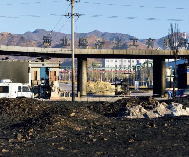 爆炸之后，河北盛华化工有限公司大门外及周边区域，一片焦黑。摄影/本刊记者 董洁旭