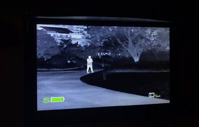 ▲通过夜视仪，可以在黑夜中看到人和猫狗等动物的轮廓。新京报记者祖一飞&nbsp;摄