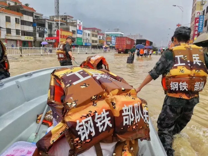 　　▲白花县三防指挥部，全面组织人力向群众运送食品和水，对急需就医的病人和临产孕妇等特殊群体转移。