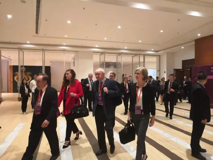 加州理工学院生物学家David Baltimore（左一）