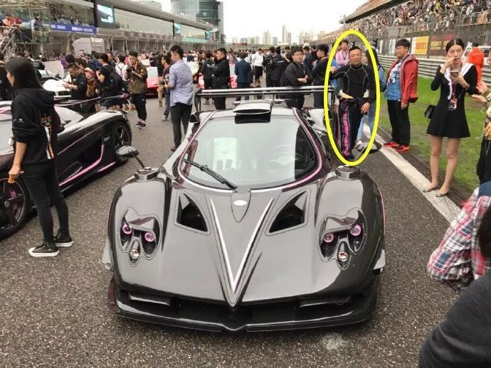  尹喜地（黄圈内）参加中国顶级跑车聚会。