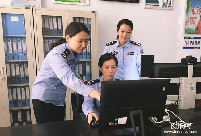 户籍民警在交流业务办理 胡三其摄