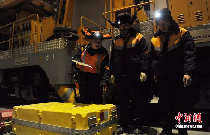  图为即将出发的铁路“医生们”清点所需的每件工具。 杨艳敏&nbsp; 摄