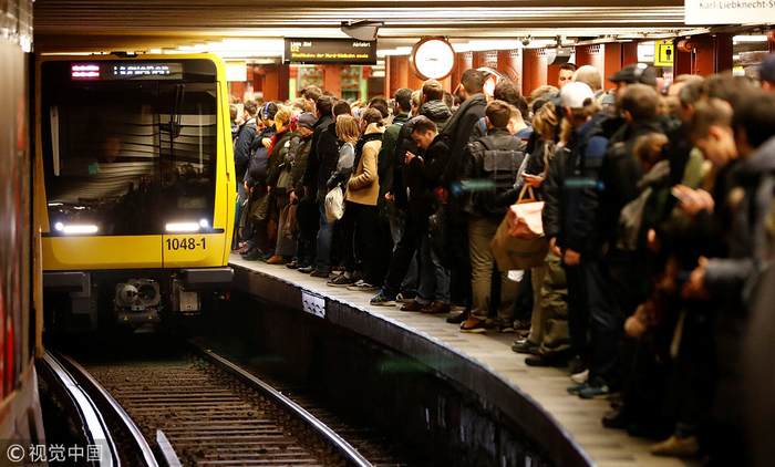 12月10日，德国铁路工人罢工，大批乘客通勤受阻挤满车站&nbsp; @视觉中国