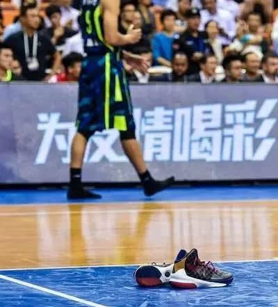 易建联拒穿李宁对CBA和赞助商造成巨大伤害。