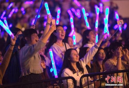 韩国艺人宋仲基在见面会上与粉丝进行互动。 中新社记者 刘关关 摄