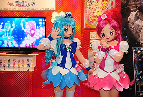 东京国际动漫展上的工作人员和参观者打招呼。新华社记者季春鹏摄