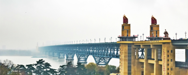  图说：南京长江大桥雨中雄姿。视觉中国