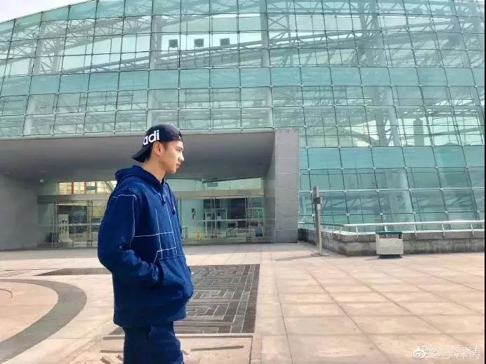 宁泽涛在体育馆前。图片来自宁泽涛微博