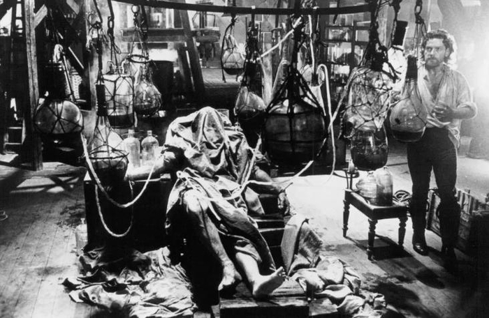 〓 科学怪人必须具备的几点特征，比尔·盖茨几乎都有。/电影《科学怪人》