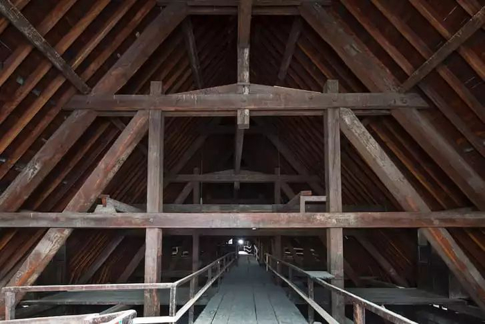 巴黎圣母院内部，有着300-400年历史的木质结构建筑。CNN图片