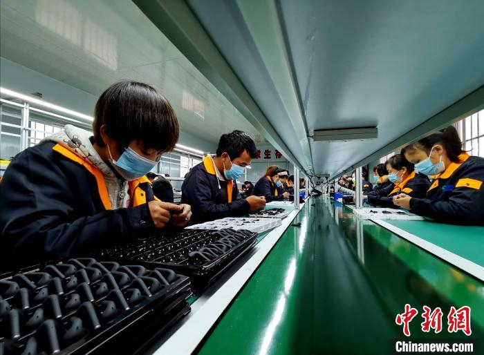 工人在车间作业。道县宣传部供图
