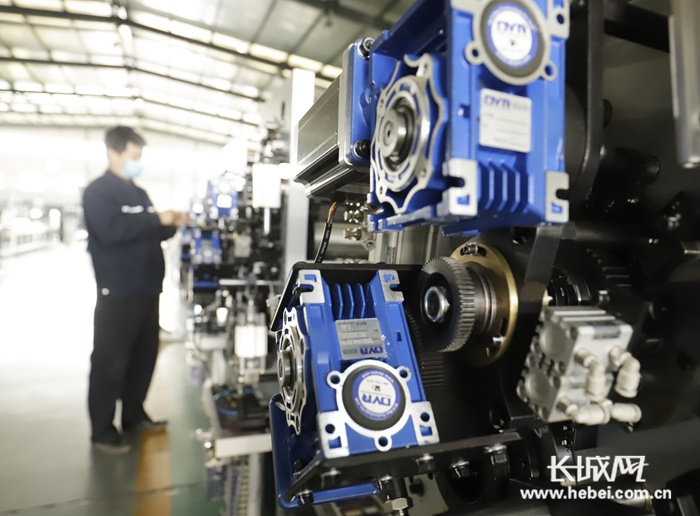 万杰公司工人正在调试标签印刷机。李洋摄