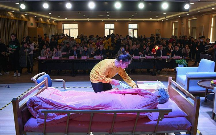 　　去年12月27日， 　　北京市东城区举办的2019年家政服务员、养老护理员职业技能大赛总决赛。摄影/新京报记者 陶冉