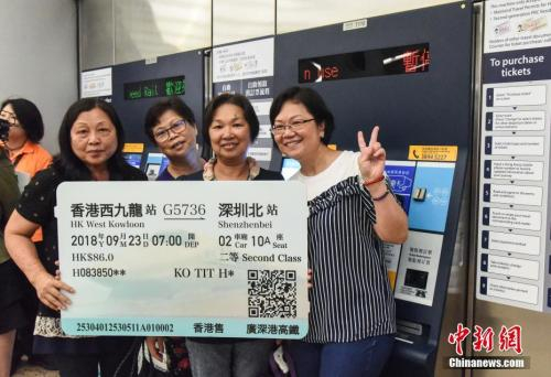 　　资料图：9月1日起，港铁一连两日举办高铁西九龙站公众开放日，大批市民入场参观。中新社记者 麦尚旻 摄