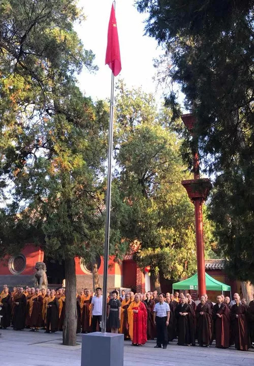 ▲国旗在少林寺升起 图片来源：少林寺官网