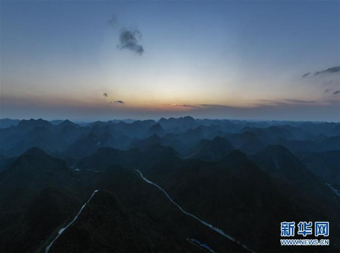 这是广西大化七百弄国家地质公园（5月14日摄，无人机照片）  新华社记者 曹祎铭摄