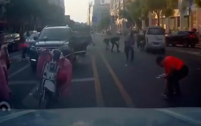 ▲福建一男子沿路撒十余万元现金。&nbsp; 图片来自视频截图。