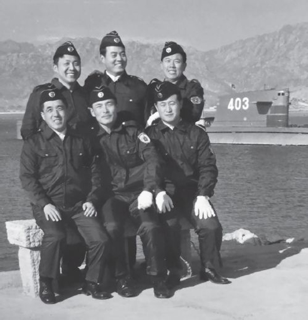 403艇6名艇部干部出航前在港口合影。前排左起：常保林（政委）、孙建国（艇长）、刘毅（见习艇长）；后排左起：李敏信（副政委）、程文兆（副艇长）、蒋松才（副艇长）。本文图均为受访者供图