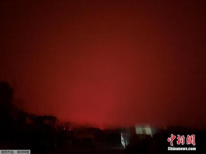 　　当地时间2019年12月31日，澳大利亚维多利亚州马拉库塔的天空被山火映红，数以千计的当地居民和度假游客收到撤离通知。