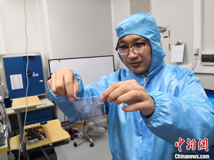 上海科研人员“定制”微器件 为新材料应用探路